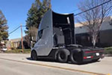 眼看特斯拉电动卡车热销 奔驰和沃尔沃都坐不住了