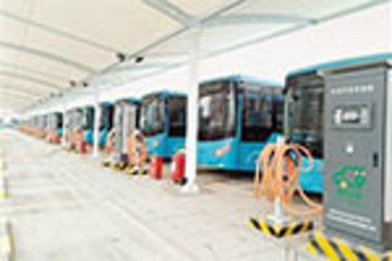 河南南陽市200輛純電動公交車投運 打造“智慧公交”