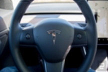特斯拉Model 3的软件升级将自动驾驶控制安排在方向盘上