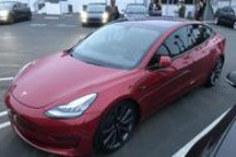 特斯拉首席設計師的最新座駕：原來是一輛紅色Model 3電動跑車