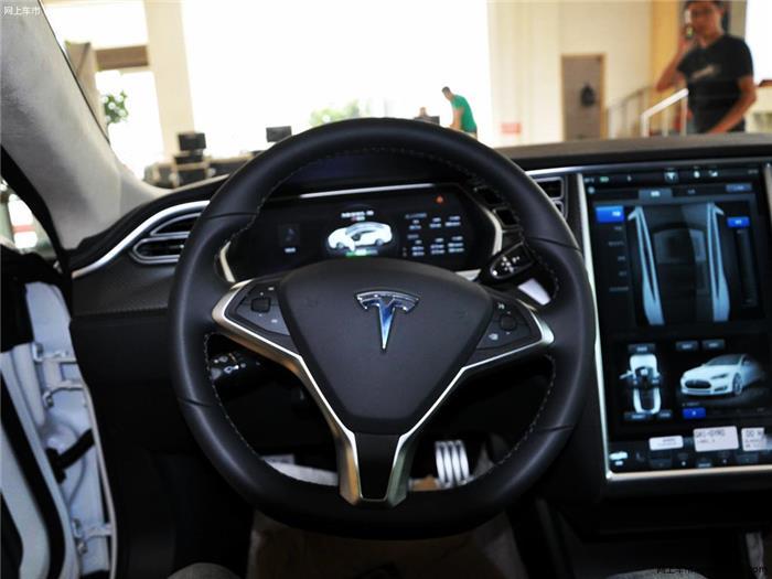 Владельцы Tesla фактически протестировали перекресток: автопилот действительно может стать причиной дорожно-транспортных происшествий