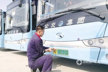 厦门首批新能源号牌公交车正式上路 将在翔安区内运营