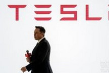 为达量产目标，特斯拉工人被要求趟污水喝红牛