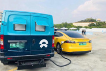 蔚來移動(dòng)充電車為特斯拉充電 行走的大型充電寶