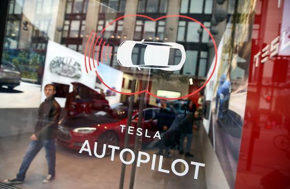 Функции безопасности автопилота поставлены под сомнение, автовладельцы подали в суд на Tesla