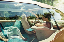 三年后，电动车真的会变成「移动客厅」吗？