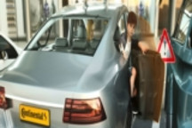 大陆推智能车门系统 可自动开关车门甚至检测障碍物