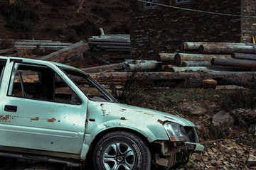 城市僵尸车调查：占用公共资源 城管清理陷两难