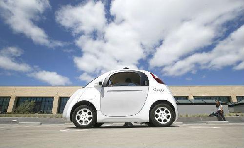 在美国加利福尼亚州芒廷维尤，谷歌公司展示其研发的新型无人驾驶汽车的原型车（2015年5月13日摄）。 （新华社）