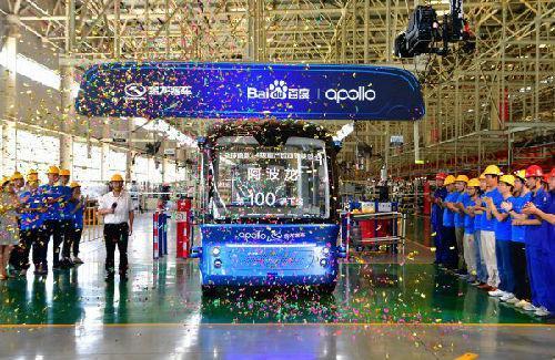 今年7月4日，百度L4级自动驾驶巴士“阿波龙”量产下线。（新华社）