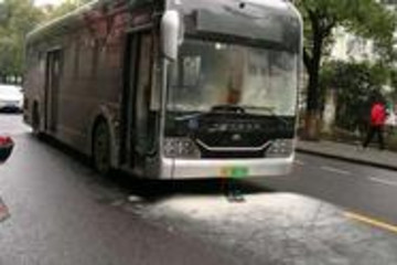 上海发生疑似纯电动公交自燃事件