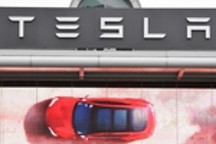 特斯拉焦虑中寻突围：接连降价 说好不裁员却食言