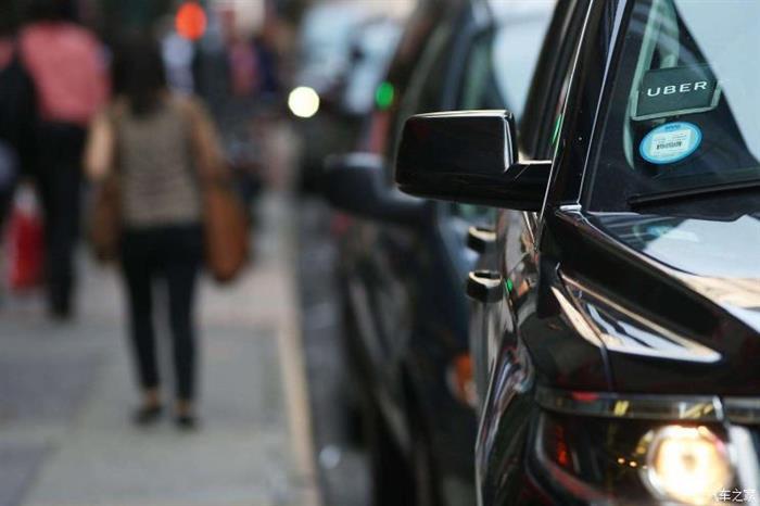 Uber сталкивается со строгими правилами в отношении услуг такси в Польше, требуя от водителей иметь лицензию на работу