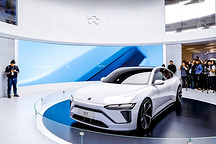 蔚来小鹏会师中高端轿车，三十多万究竟买谁？| 上海车展