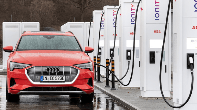 Первый полностью электрический внедорожник Audi e-tron сокращает производство на 10 000 единиц из-за нехватки аккумуляторов и продлевает поставки на два месяца