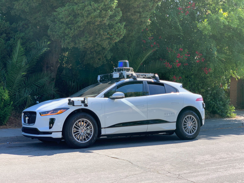 Waymo тестирует беспилотный Jaguar I-Pace на дорогах общего пользования и может включить его в свой парк онлайн-сервисов такси в 2020 году.