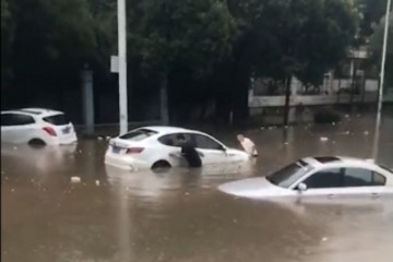 全国大面积降雨，纯电动汽车能扛过来吗？