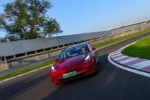 在赛道上把Model 3的轮胎撕扯成碎片是一种怎样的体验？