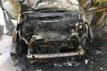 杭州一辆众泰新能源汽车着火烧成空壳 车主：开着开着就冒烟了