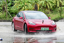 雨战金卡纳赛道 体验特斯拉性能驾驶学院