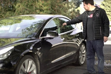 特斯拉车主设计戒指钥匙 可以打开Model 3