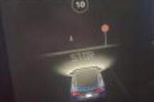 特斯拉新系统能识别红绿灯和停车标志了