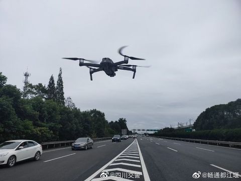 “加速”莫侥幸！双节出行遇堵车占用应急车道 这里启用了无人机抓拍