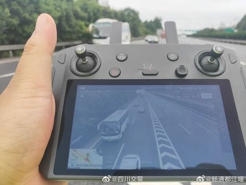 “加速”莫侥幸！双节出行遇堵车占用应急车道 这里启用了无人机抓拍