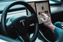 特斯拉交“史上最好季报”，三季度净利润同比暴增131%