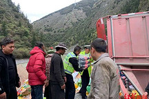 四川货车侧翻货物散落一地 20余名村民帮捡4小时