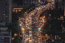 新能源车“卖疯了”？燃油车遭遇退单？上海限行新政引发一波车市震动