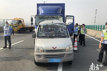 占用高速路应急通道 多名司机延误车祸救援