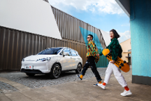 哪吒第三款车型哪吒V5.98万起正式上市，开车无需按启动