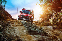 坦克300冲击硬派SUV市场，一键越野为小白、三把锁征服越野老炮