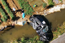 司机放千斤顶致车祸? 实为货车撞路面桥梁伸缩缝