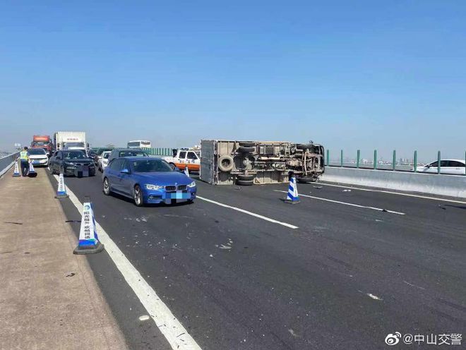 司機放千斤頂致車禍? 實為貨車撞路面橋梁伸縮縫
