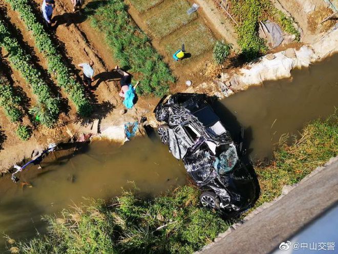 司機放千斤頂致車禍? 實為貨車撞路面橋梁伸縮縫