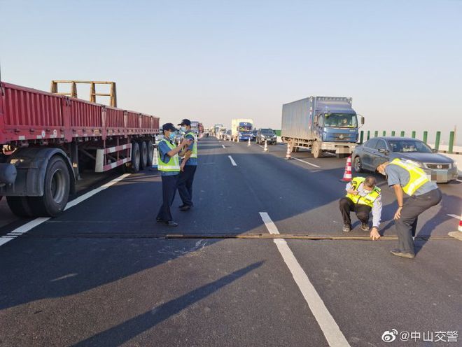 司機放千斤頂致車禍? 實為貨車撞路面橋梁伸縮縫