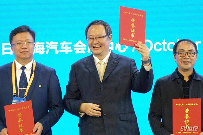 輕量化，電池