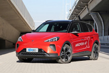 三屏约等于四屏 评ARCFOX极狐 αT车机