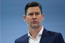 戴姆勒实施高管兼任制