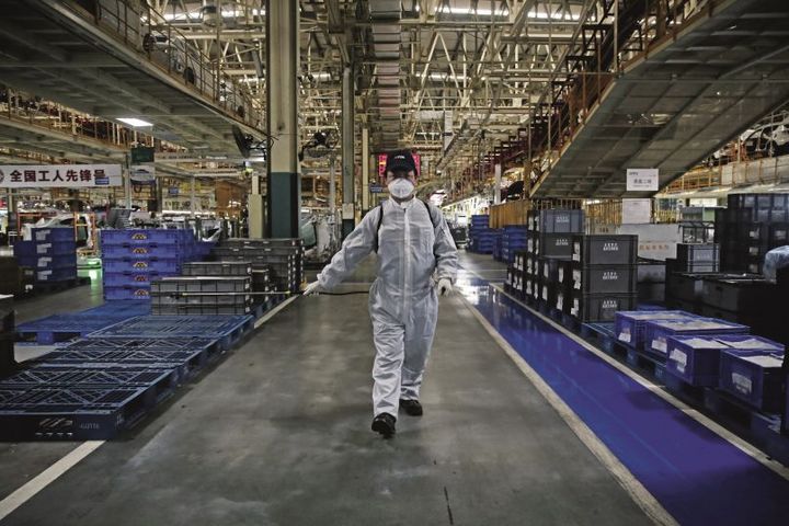 东风本田每停工一天多亏5亿  3月24日,武汉东风乘用车公司工厂内,工人