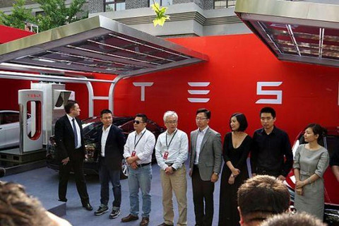 2014年，特斯拉举行中国首批车主交车仪式 马斯克到场参加