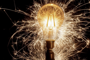 “真大屏、假智能”当道，智能汽车如何找到爆点？