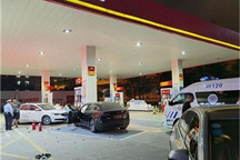 人伤车损 特斯拉Model 3失控冲进加油站