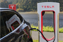 国外老哥开特斯拉Model S没电向路人借汽油：结局万万没想到