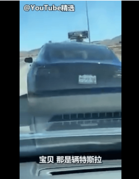 国外老哥特斯拉Model S没电向路人借汽油:结局万万没想到