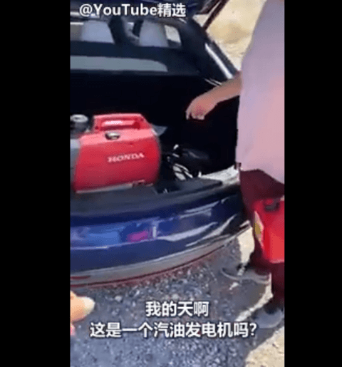 国外老哥特斯拉Model S没电向路人借汽油:结局万万没想到