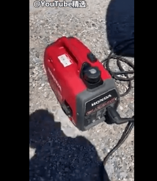 國外老哥特斯拉Model S沒電向路人借汽油:結(jié)局萬萬沒想到