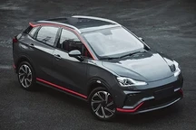 哪吒V实车再曝光！年轻运动风+极简内饰